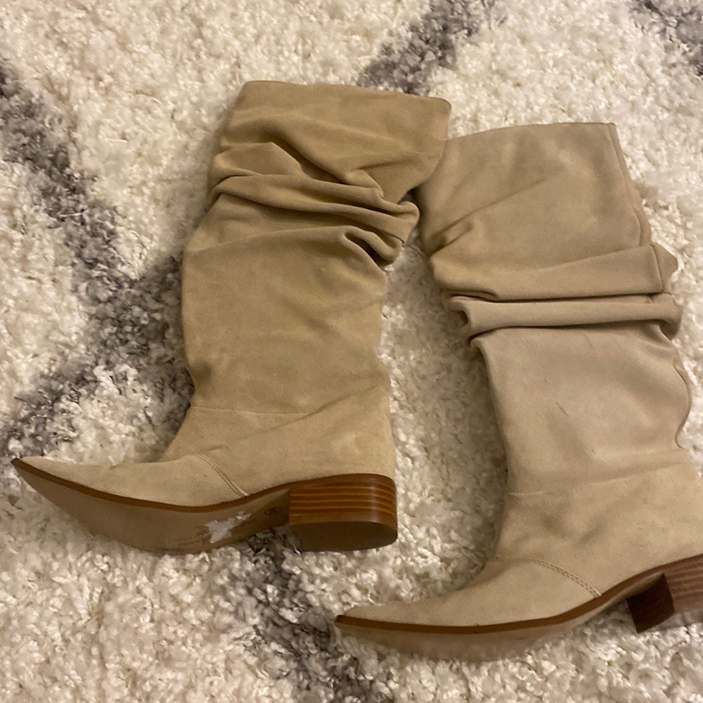 Beige winner suede boots